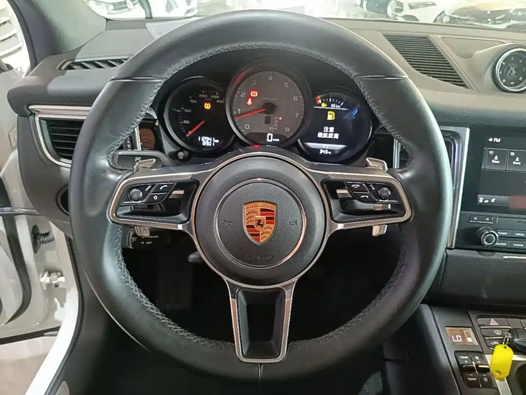 Porsche Macan — миниатюра 11
