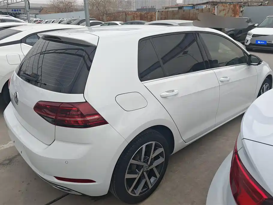 VOLKSWAGEN GOLF