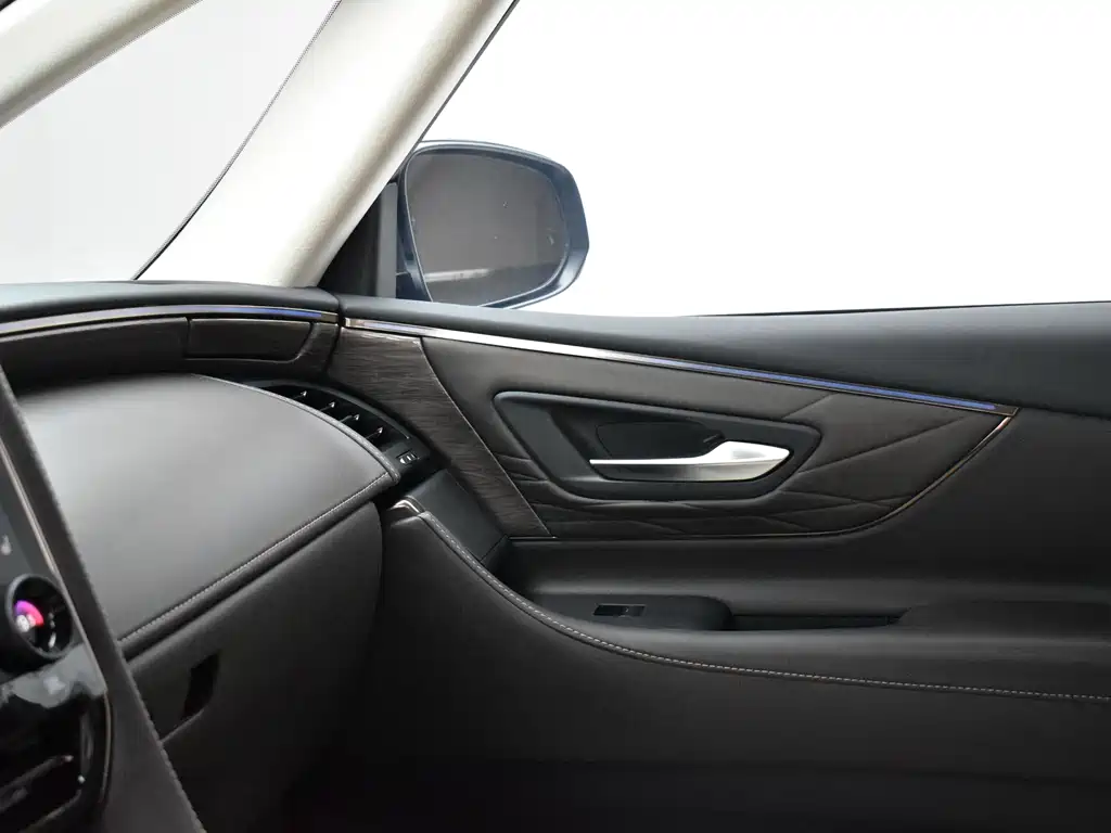 Toyota Alphard — миниатюра 11