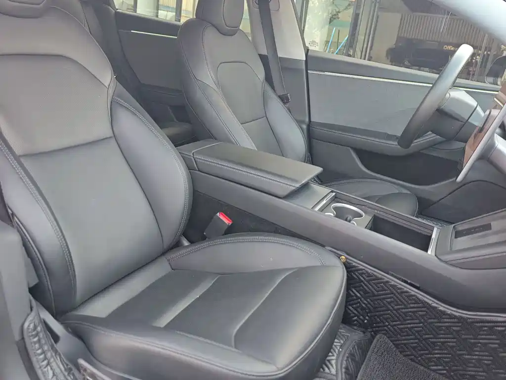 Tesla Model 3 — миниатюра 3