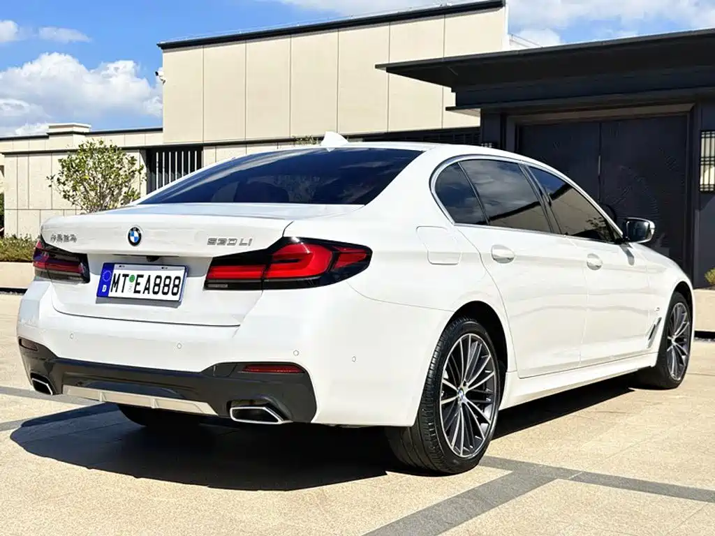 BMW 5 Series — миниатюра 4