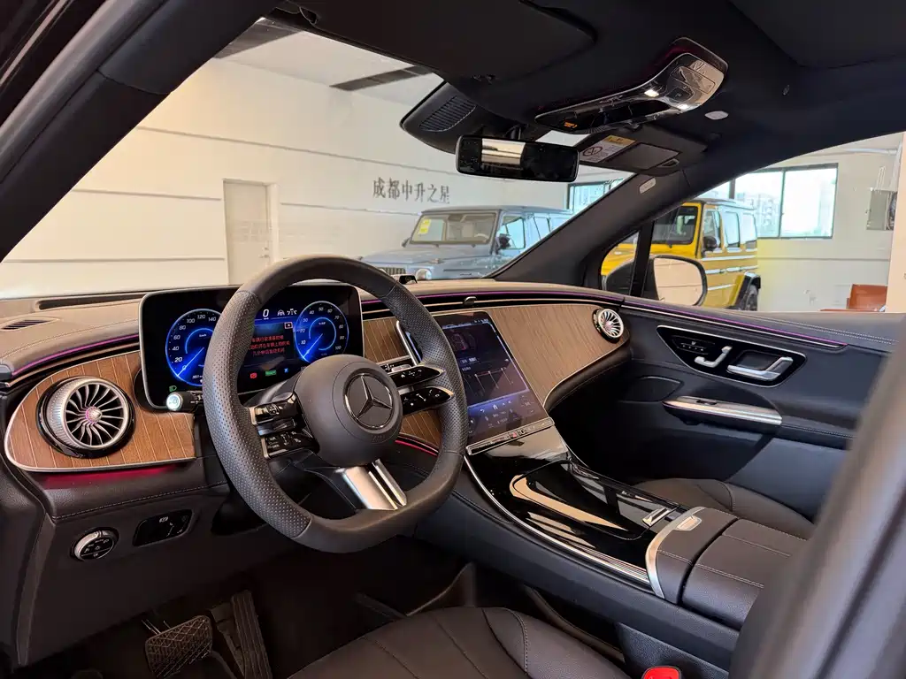 Mercedes-Benz EQE SUV — миниатюра 10