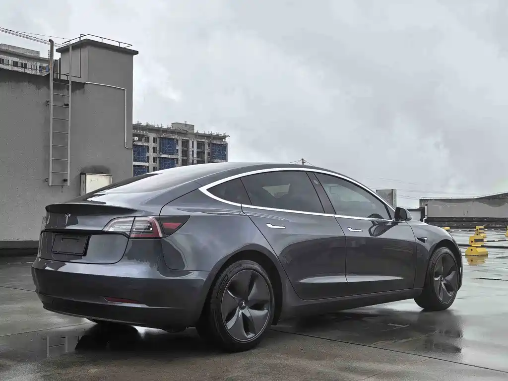 Tesla Model 3 — миниатюра 5