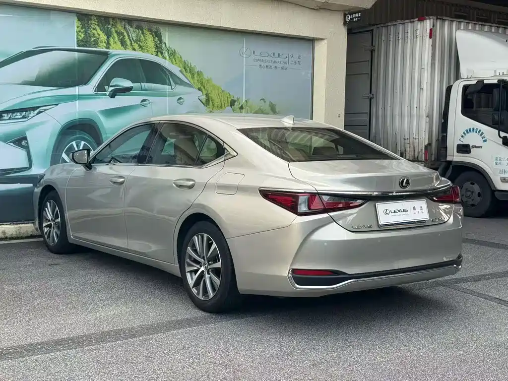 Lexus ES — миниатюра 7