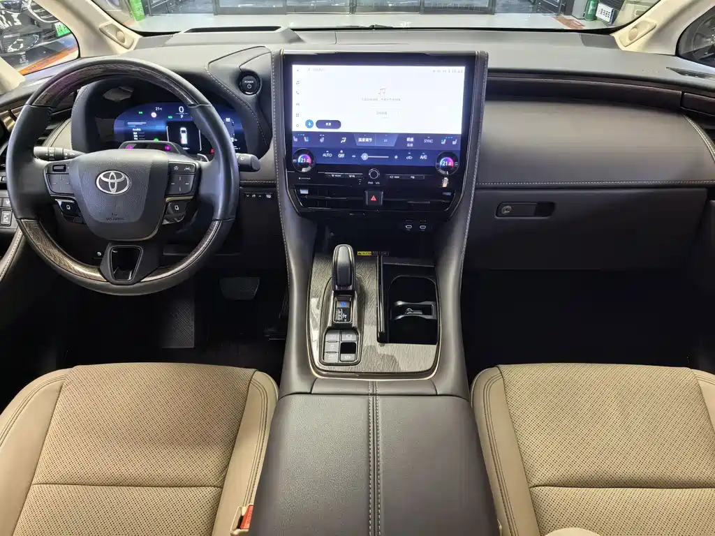 Toyota Alphard — миниатюра 6