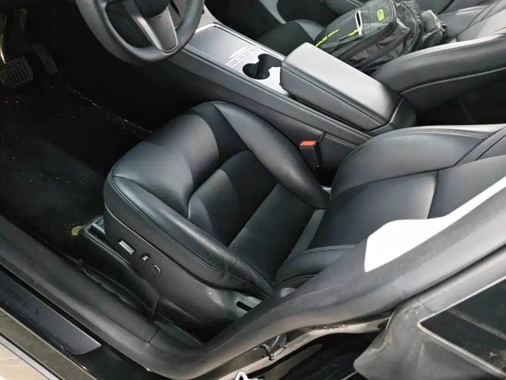 Tesla Model Y — миниатюра 15