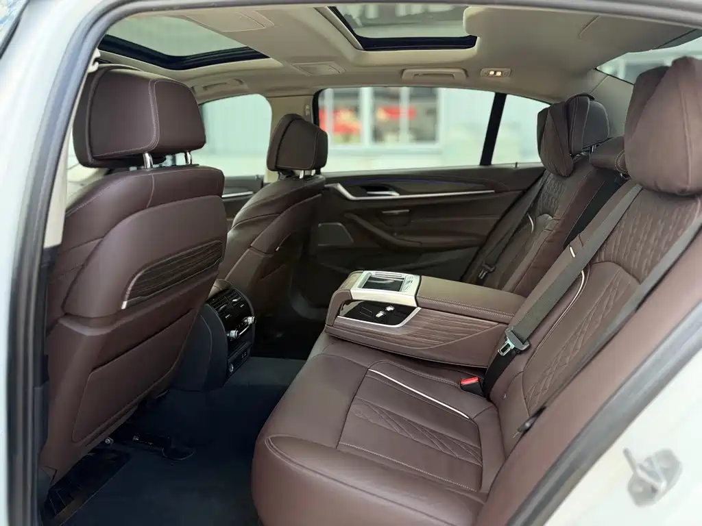 BMW 5 Series — миниатюра 9