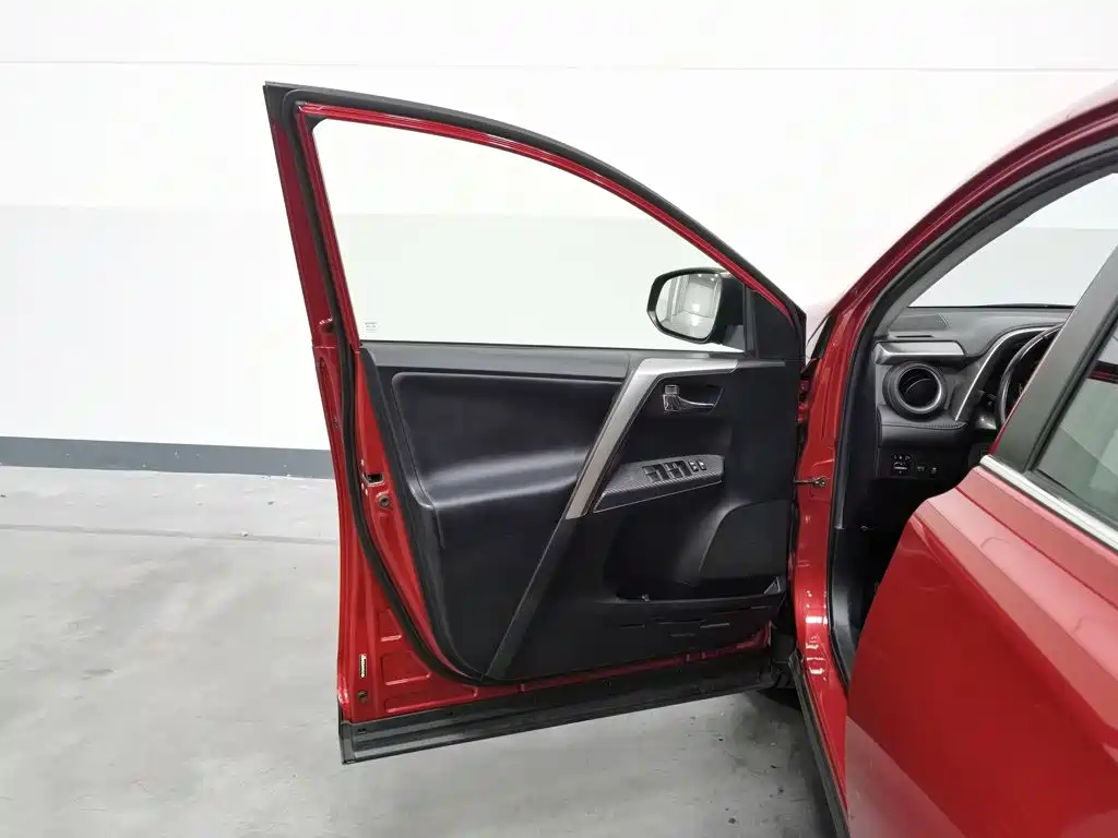 Toyota RAV4 — миниатюра 8