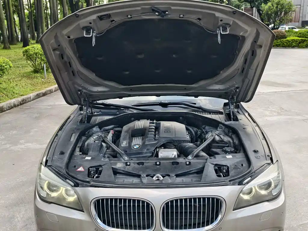 BMW 7 Series — миниатюра 14