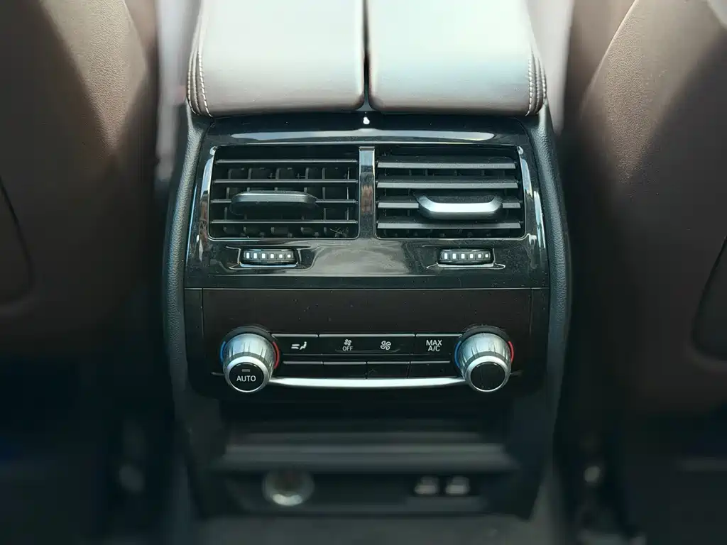 BMW 5 Series — миниатюра 13