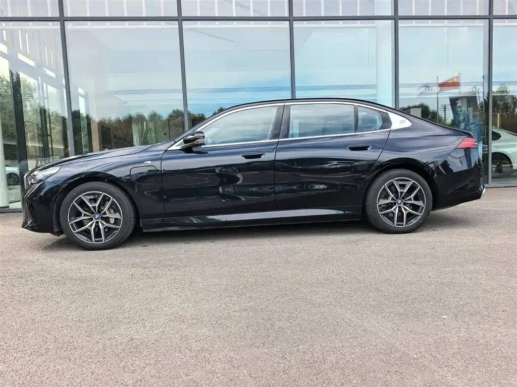 BMW i5 — миниатюра 3