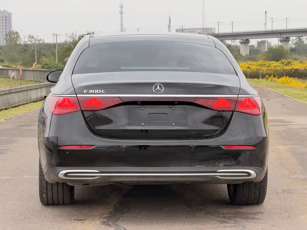 Mercedes-Benz E-Class — миниатюра 8
