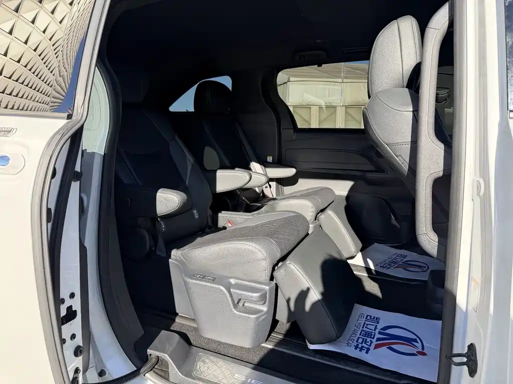 Toyota Sienna — миниатюра 12