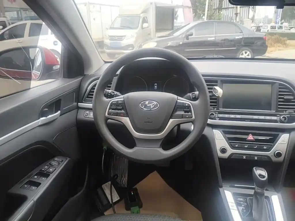 Hyundai Elantra — миниатюра 11