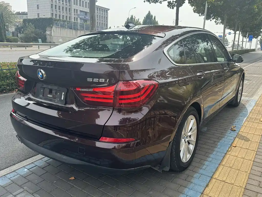 BMW 5 Series GT — миниатюра 6