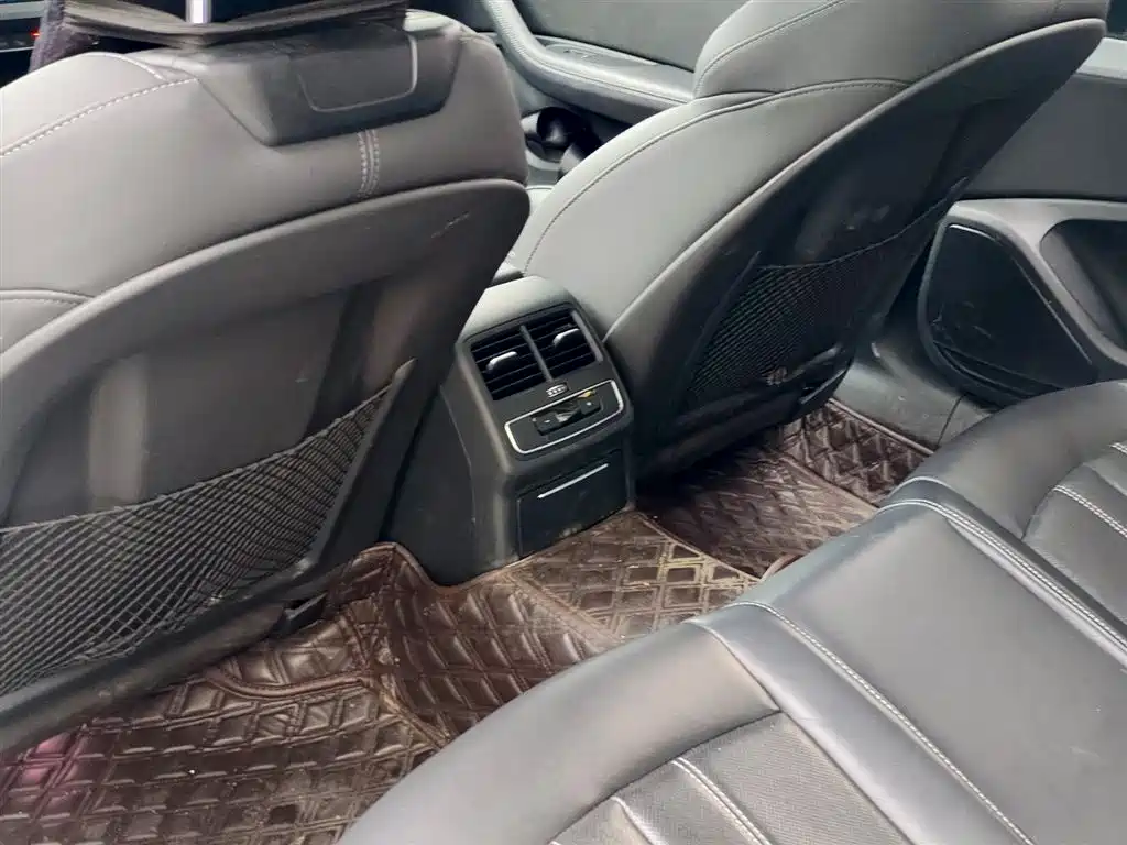 Audi A4L - фото 9