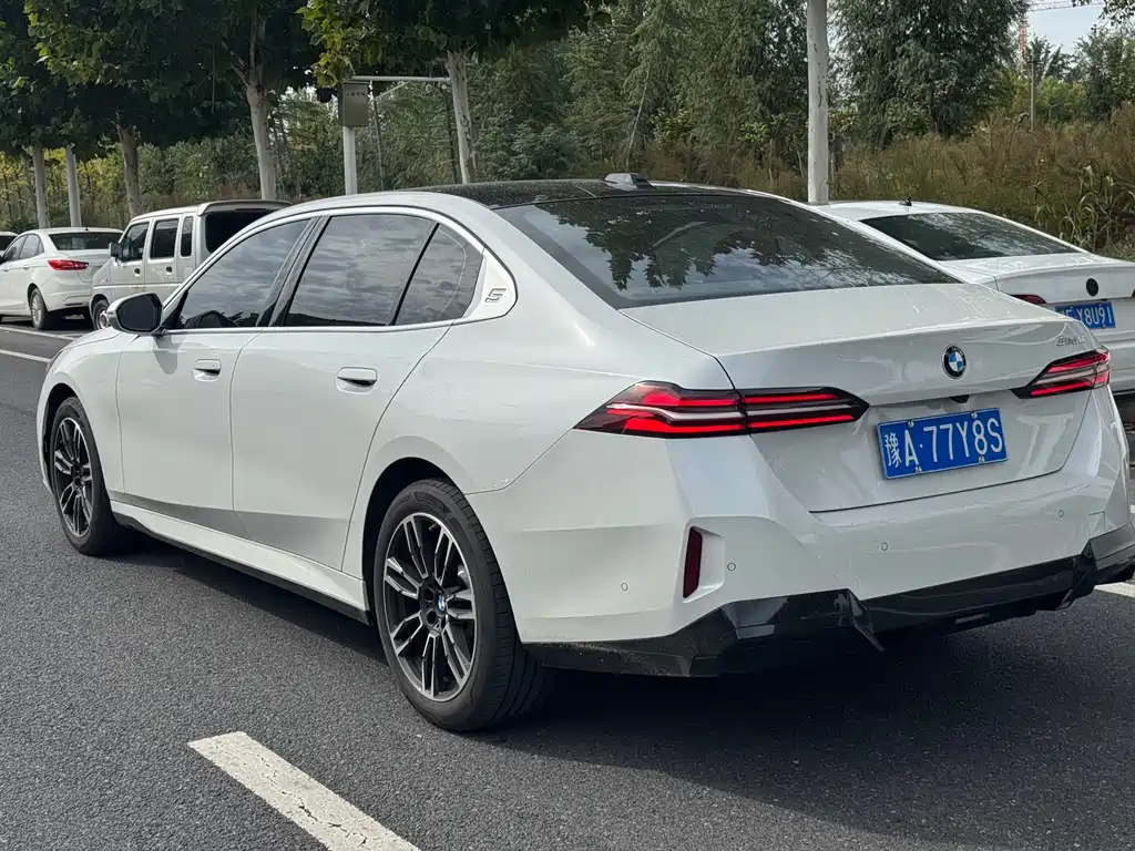 BMW 5 Series — миниатюра 10