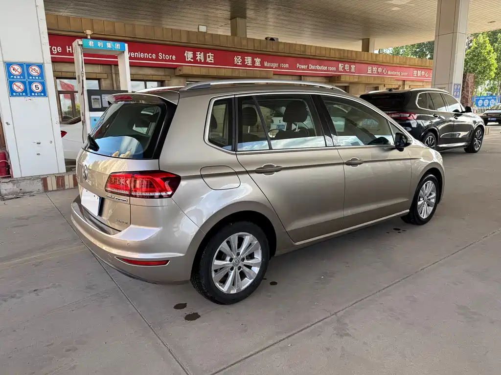 Volkswagen Golf · 2016 230TSI AT