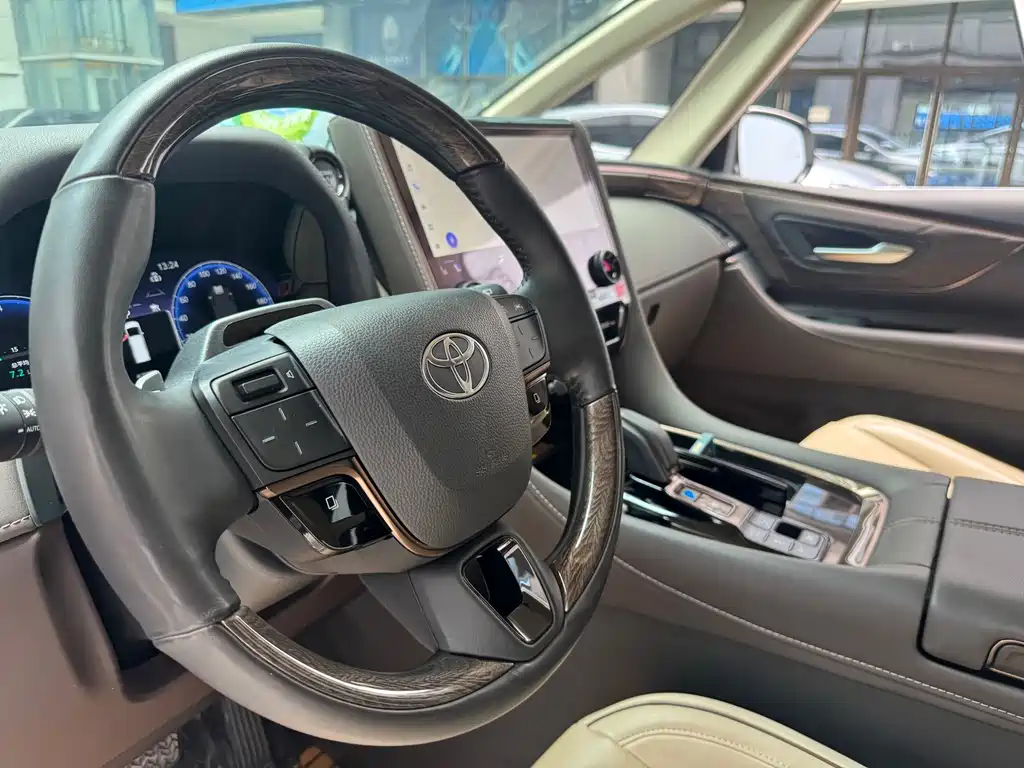 Toyota Alphard — миниатюра 5