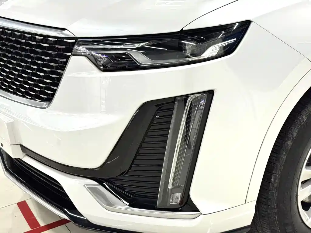 Cadillac XT6 2021 28T мест