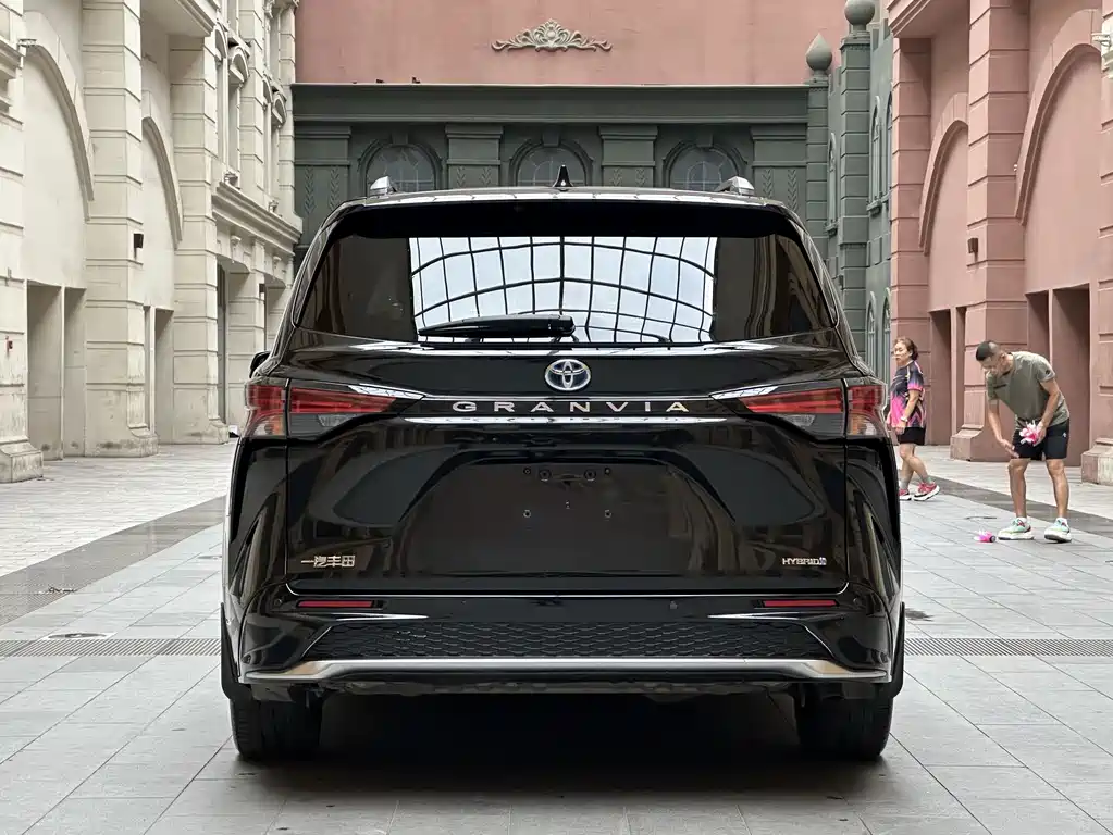 Toyota Granvia — миниатюра 6