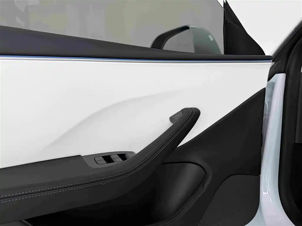 Tesla Model 3 — миниатюра 8