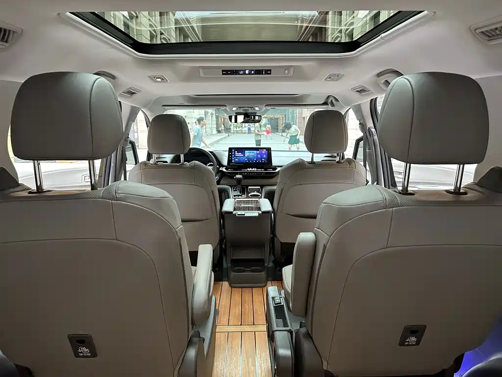 Toyota Granvia — миниатюра 11