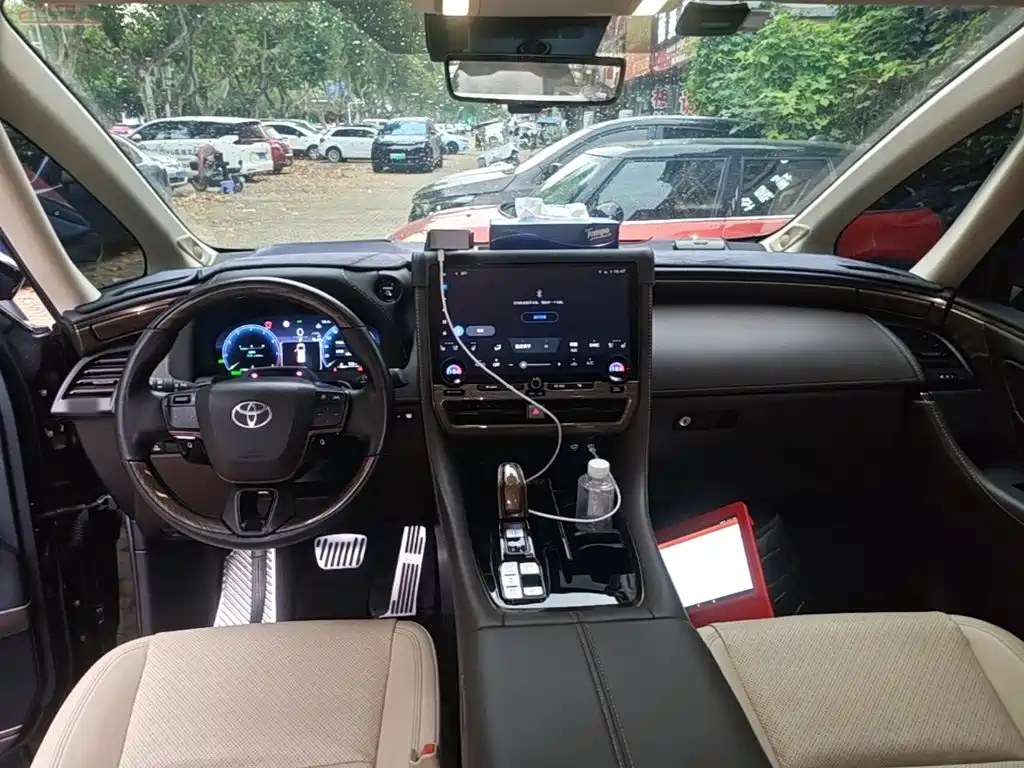 Toyota Alphard — миниатюра 10