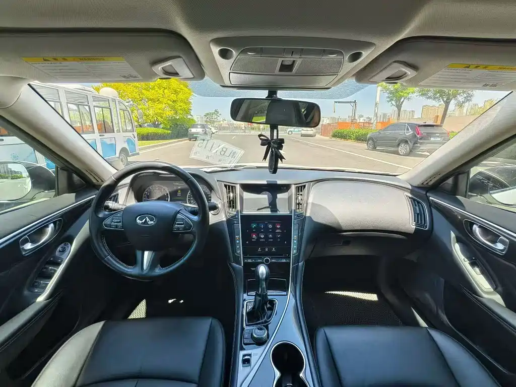 Infiniti Q50L 2016 2.0T Comfort