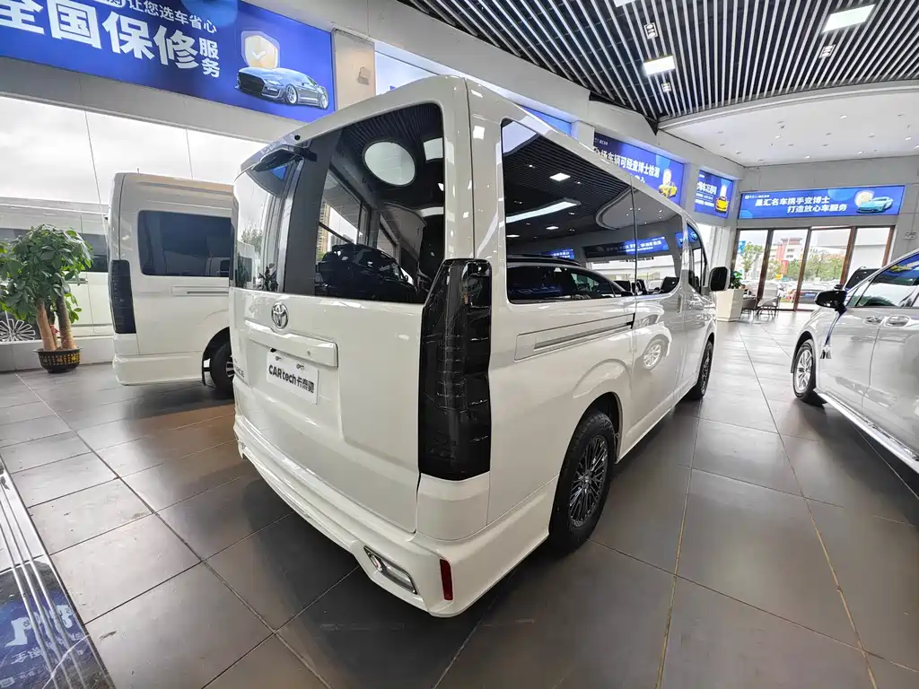 Toyota HiAce 2025 3.5L AT