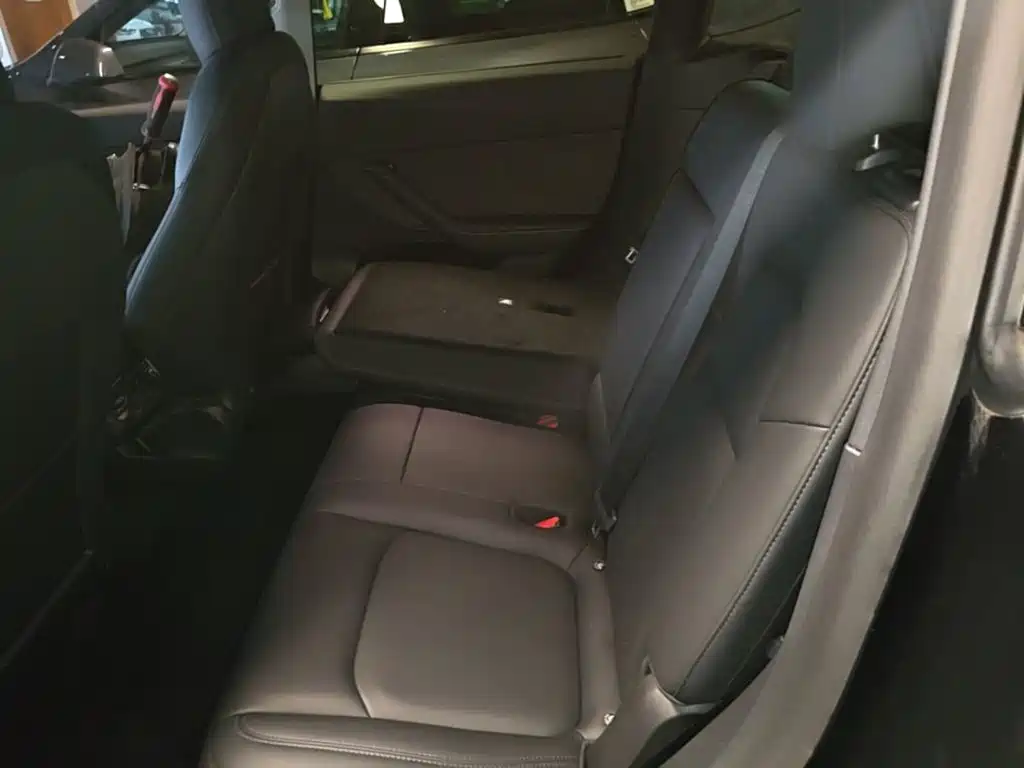 Tesla Model Y — миниатюра 17