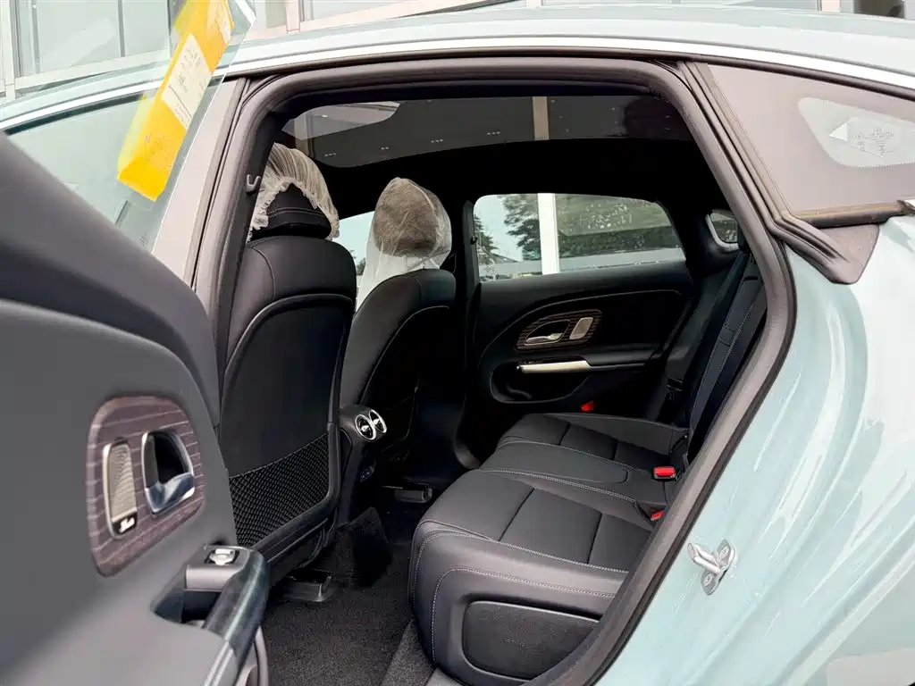 Mercedes-Benz CLA 2025 300L
