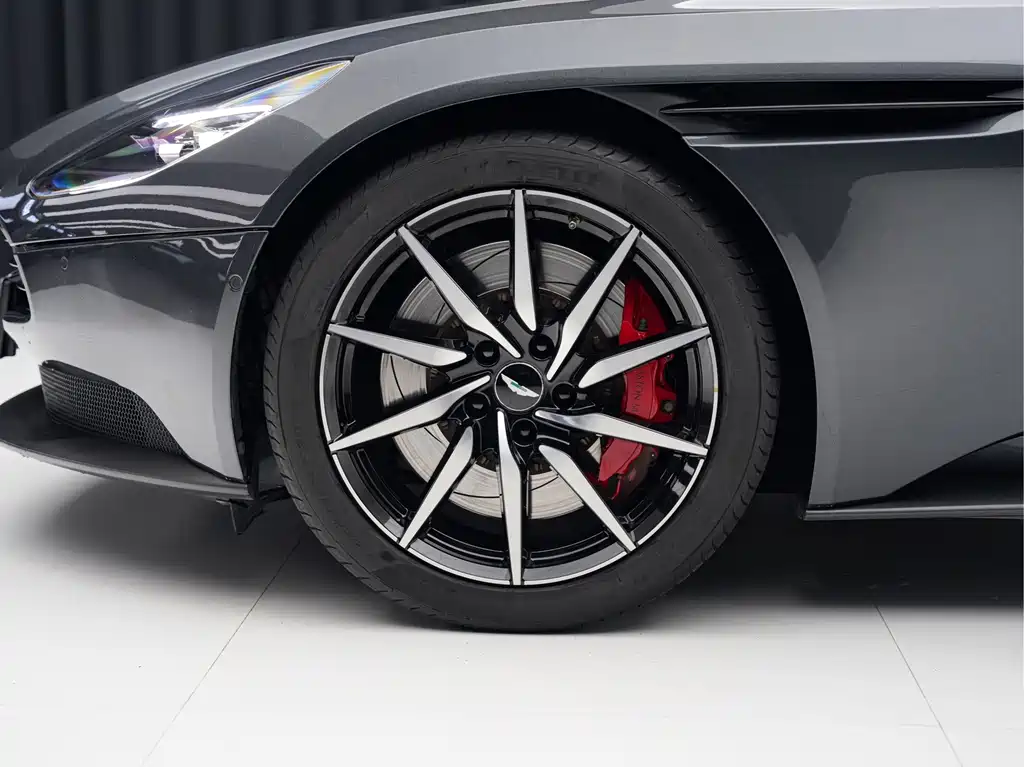 Aston Martin DB11 — миниатюра 7