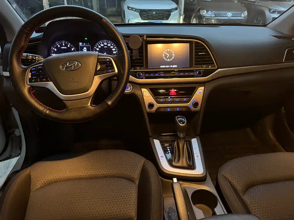 Hyundai Elantra — миниатюра 8