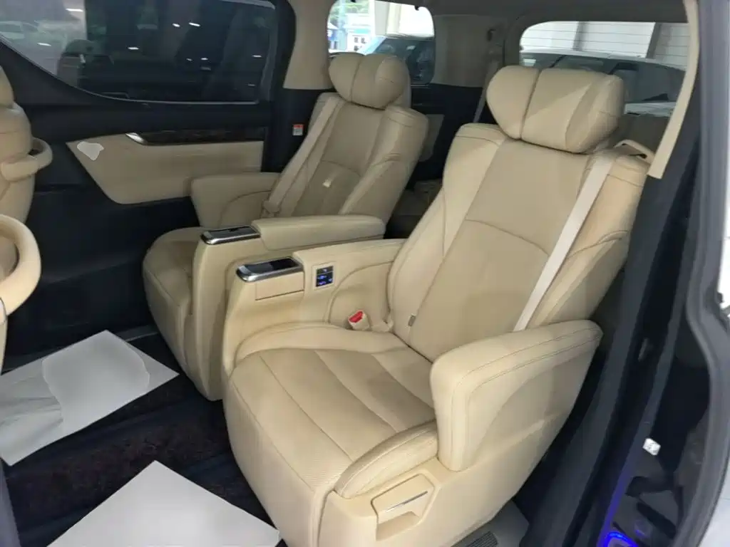 Toyota Alphard — миниатюра 17