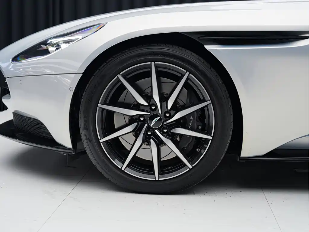 Aston Martin DB11 — миниатюра 8