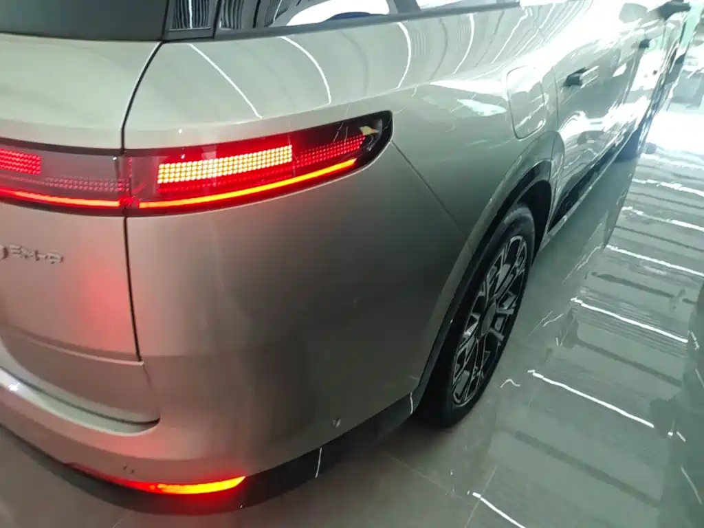 Lynk & Co 900 — миниатюра 8