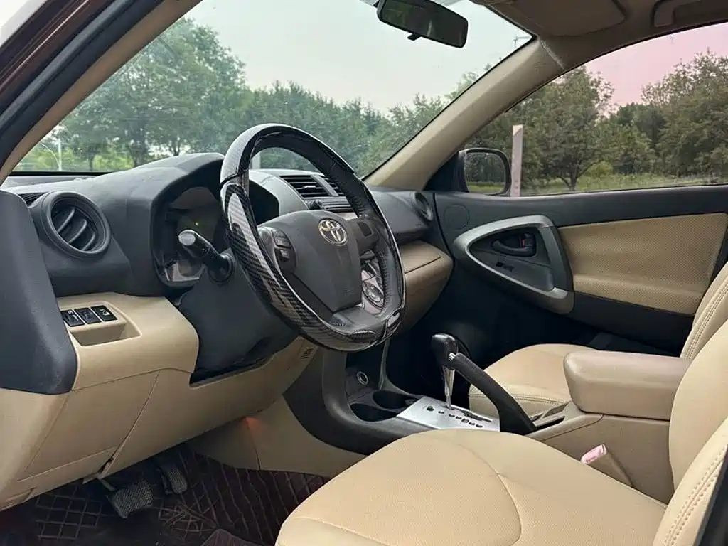 Toyota RAV4 — миниатюра 8