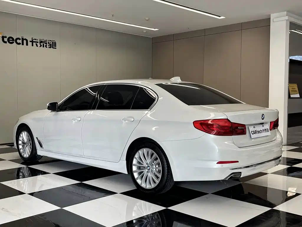 BMW 5 Series — миниатюра 7