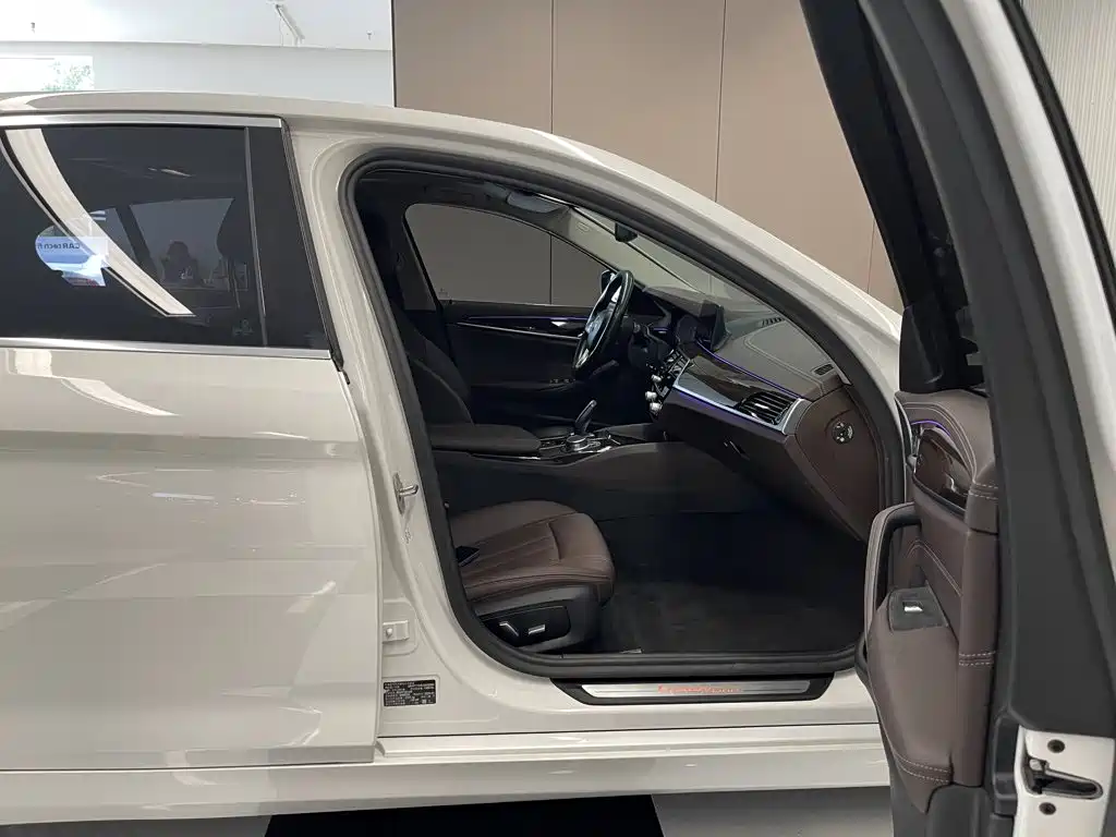 BMW 5 Series — миниатюра 18
