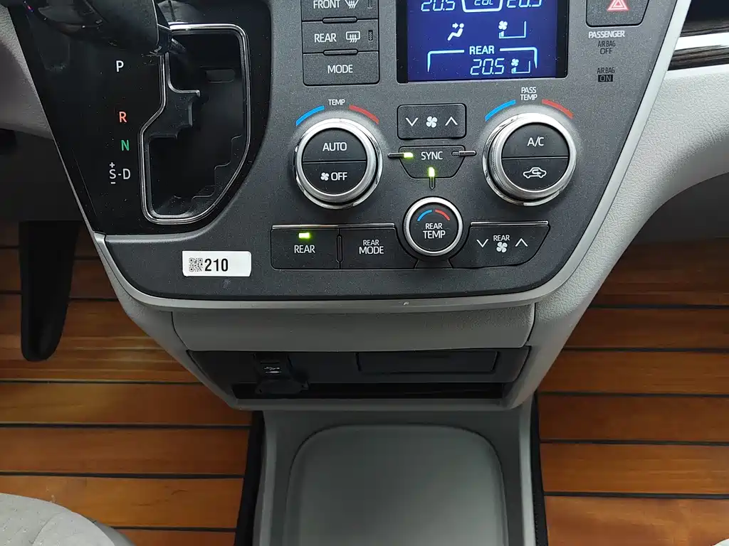 Toyota Sienna — миниатюра 15