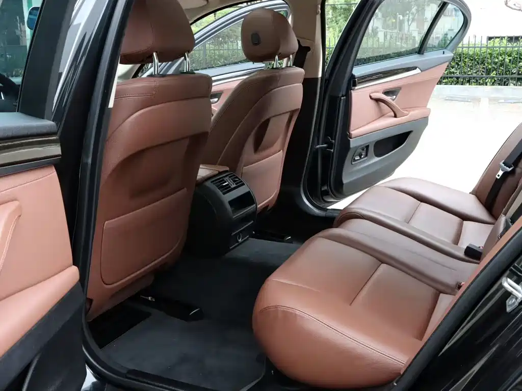 BMW 5 Series — миниатюра 9