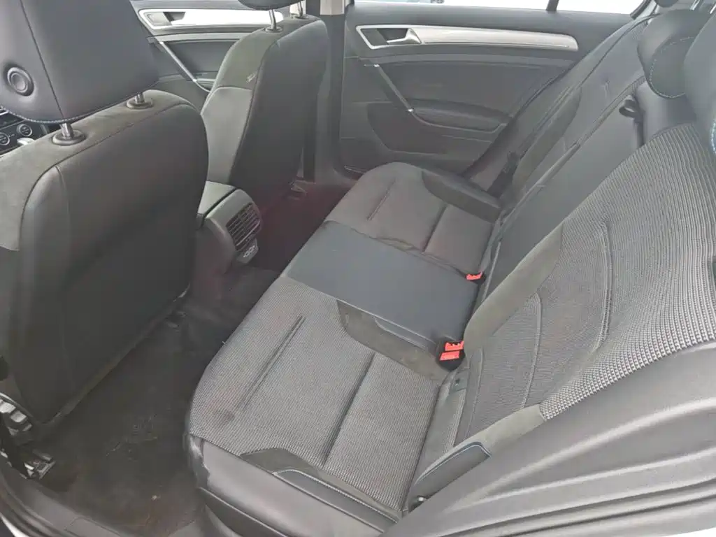 Volkswagen Golf EV — миниатюра 17