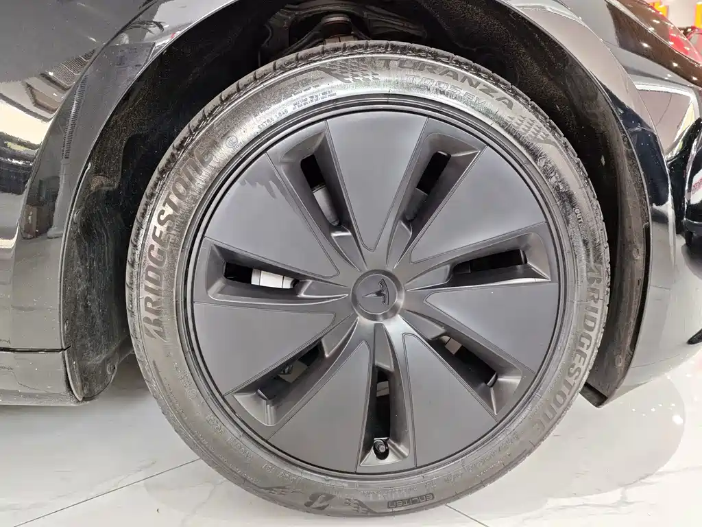 Tesla Model 3 — миниатюра 9