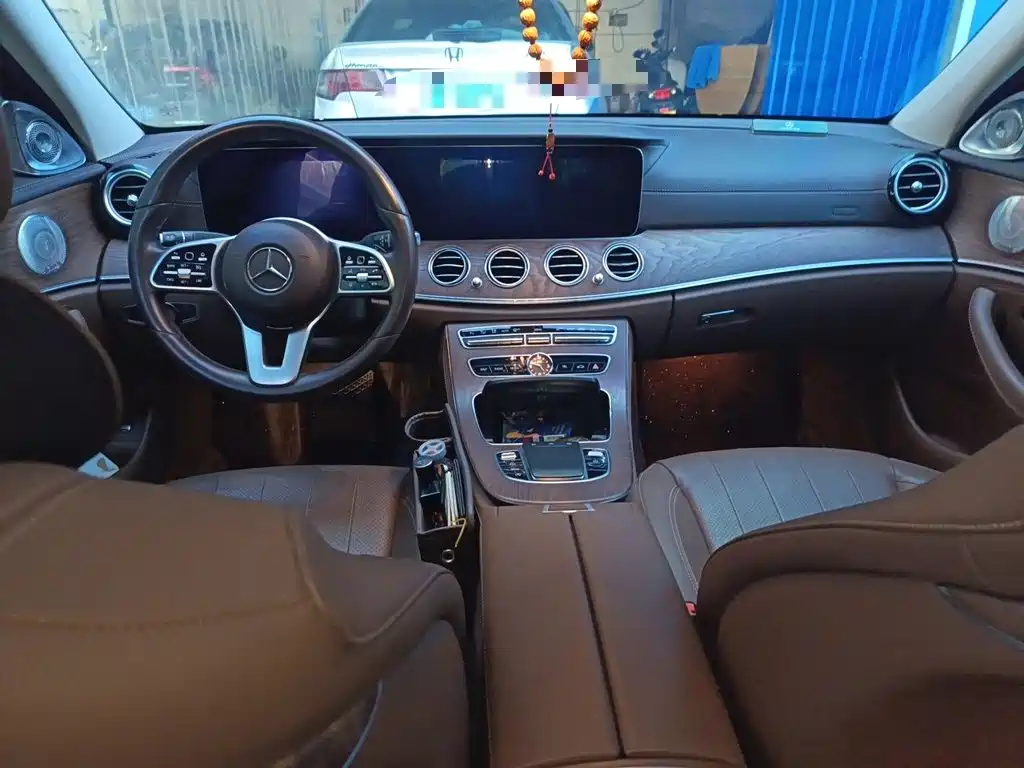 Mercedes-Benz E-Class — миниатюра 5