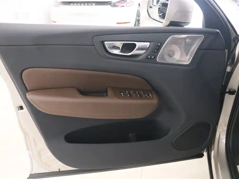 VOLVO XC60 PLUG IN HYBRID