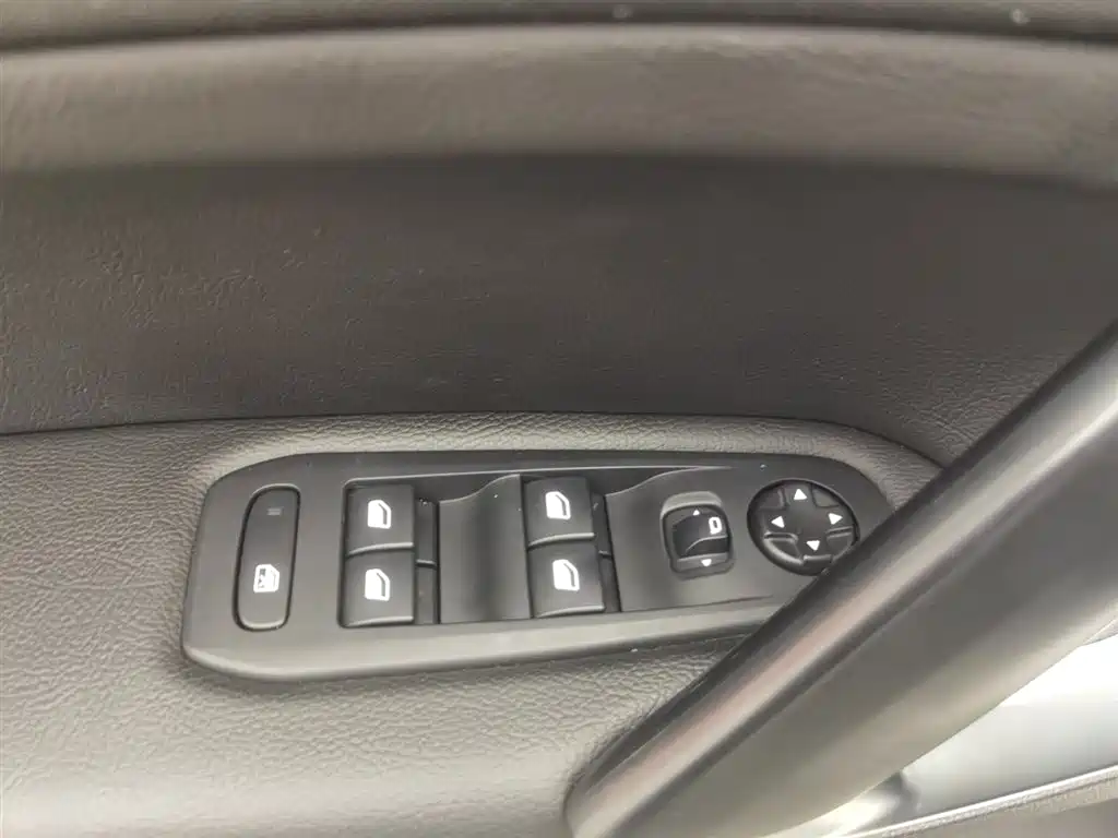 Peugeot 408 2016 1.6T AT Luxury