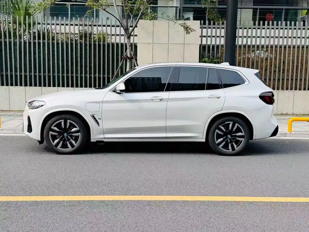BMW iX3 — миниатюра 2