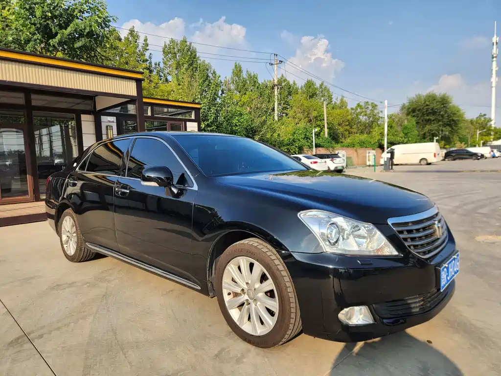 Toyota Crown — миниатюра 3