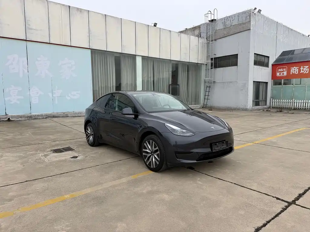 Tesla Model Y 2024
